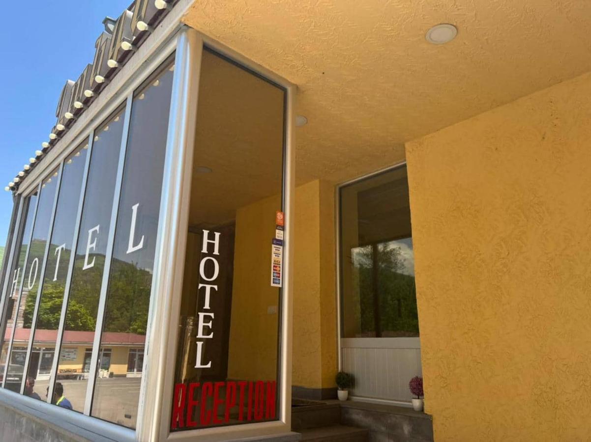 Zangezur Hotel ゴリス エクステリア 写真